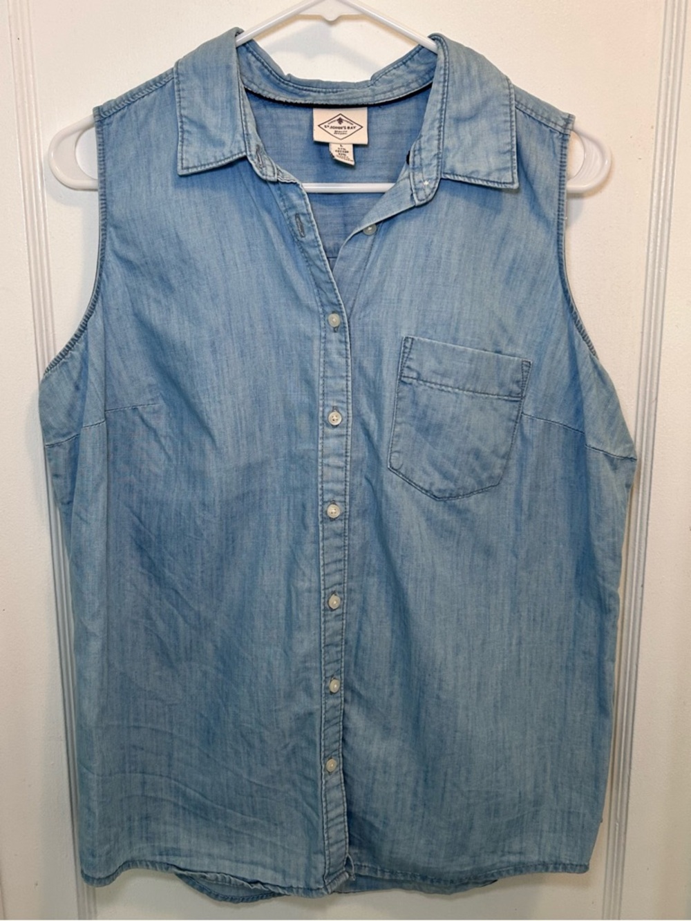 St. John’s Bay Light Wash Denim Button Up Sleeveless Collared Shirt Women’s L